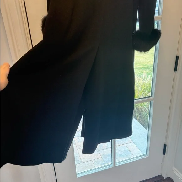 Elegant Black Fur-Trimmed Women's Coat - Picture 3 of 8